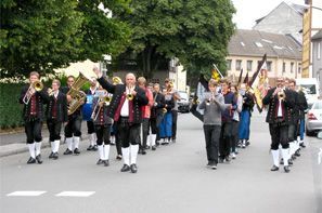 neuburger stadtkapelle beim umzug zur 865-Jahre-Feier