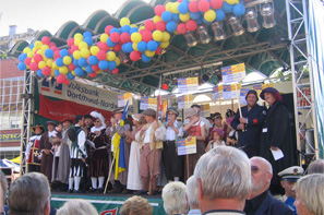 bhne mit kostmierten teilnehmern, dorffest 2005