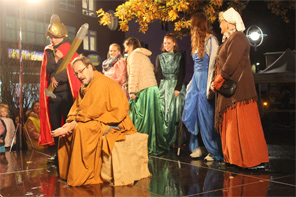 Die Martinslegende wird auf dem marktplatz von der KG Kiek es drin aufgefuehrt